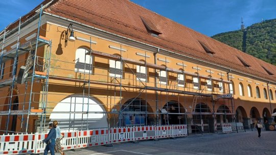 Fațada Casei Negustorilor din Piața Sfatului va fi reabilitată