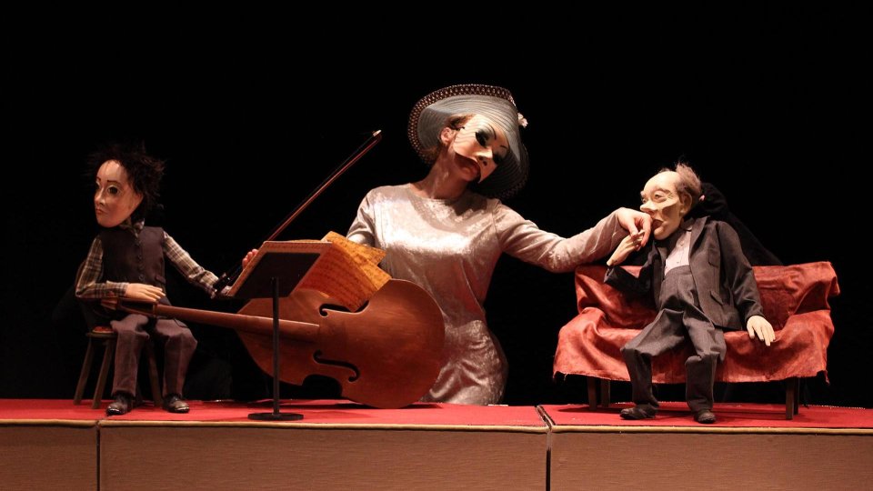 Teatrul Arlechino Brașov, invitat la două festivaluri internaționale prestigioase cu spectacolul „Metamorphose”