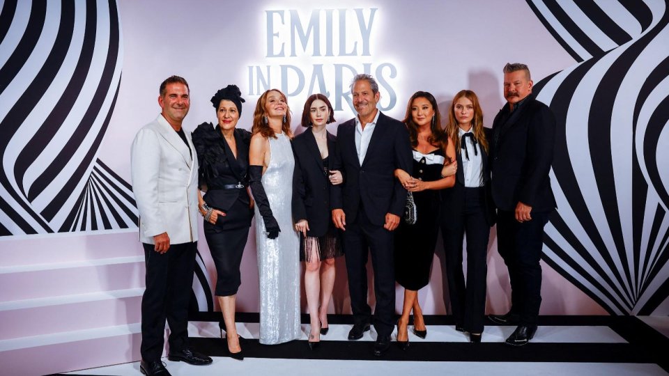 Emmanuel Macron vrea ca serialul „Emily in Paris” să rămână în capitala Franţei