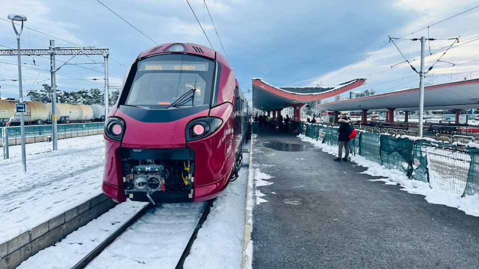 VIDEO Primul tren electric nou din România a fost repus în circulație