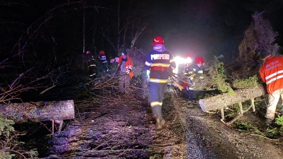 Intervenții ale pompierilor la început de weekend