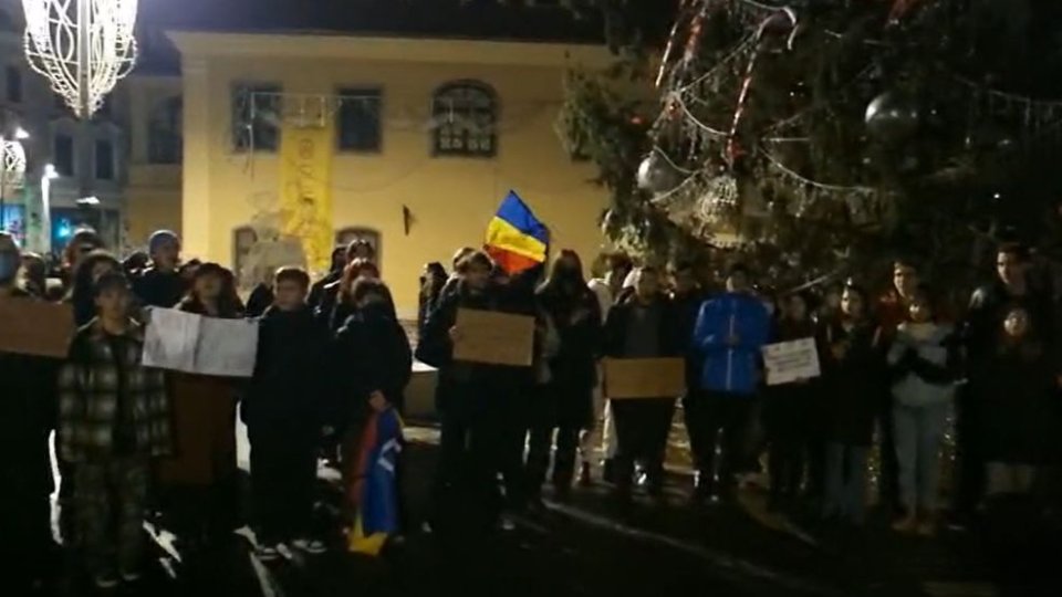 VIDEO Aproape 200 de brașoveni au protestat împotriva lui Călin Georgescu