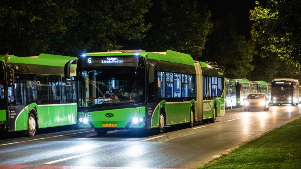 Mai multe autobuze vor circula în oraș, vineri, la aprinderea iluminatului festiv