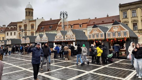 Tot felul de bunătăți și daruri în Piața Sfatului