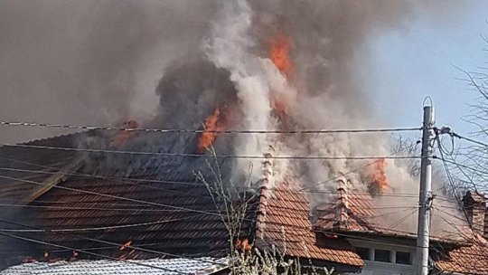 Incendiu la o casă din Moieciu de Jos