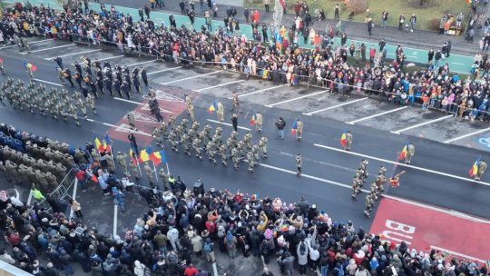 Mii de oameni au participat la parada militară de 1 Decembrie