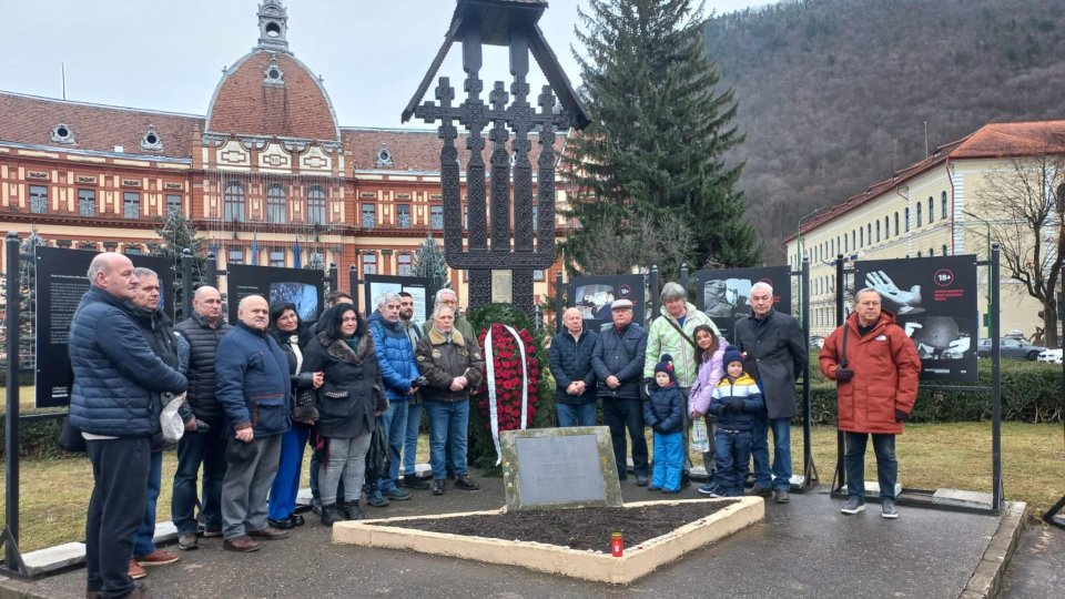 Depunere de coroane la troița de la Prefectură. Revoluționarii brașoveni spun că sunt dezbinați