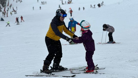Poiana Brașov a fost luată cu asalt de turiștii dornici să ia lecții de schi. Iată câteva recomandări!