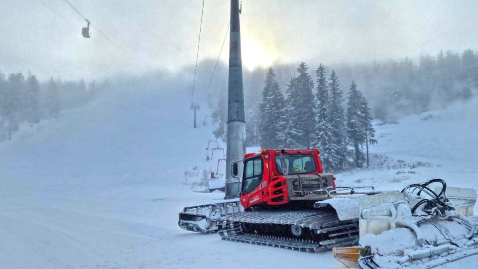 VIDEO+FOTO Continuă pregătirile pentru deschiderea domeniului schiabil din Poiana Brașov