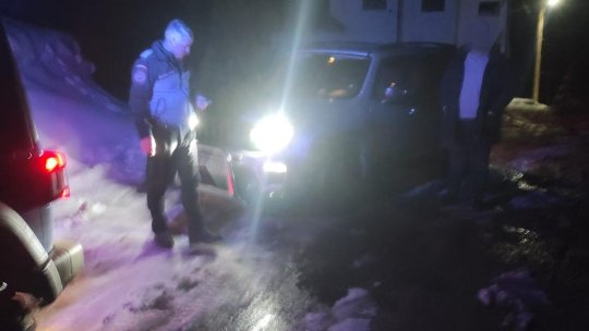 Misiune dificilă a jandarmilor montani pentru salvarea a două persoane rămase blocate pe un drum înzăpezit