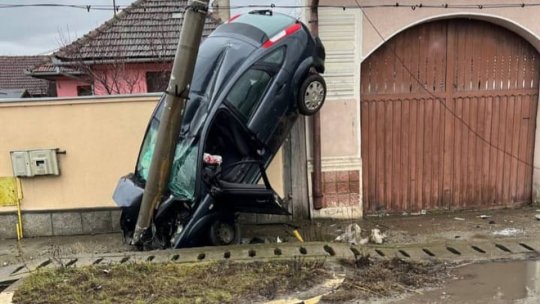 Accident pe DN1, la Beclean. Un șofer a intrat cu mașina într-un stâlp