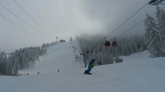 Atenție, schiori! Ceață densă în Postăvarul. Reducere de 50%, astăzi, pe pârtiile din Poiana Brașov