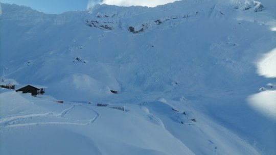 Avalanșă de mari de dimensiuni la Bâlea Lac. Zăpada a îngropat corturile unor turiști