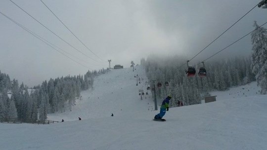 Ninge în Poiana Brașov. Condiții foarte bune pentru schiori