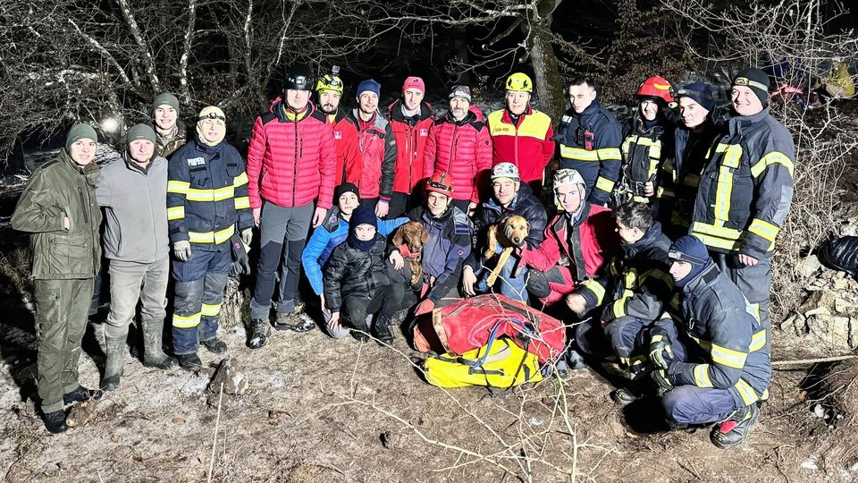 Doi căței au fost salvați după mai bine de 48 de ore petrecute într-un aven