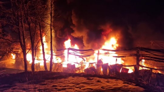 Incendiu la o hală de depozitare de materiale plastice, în județul Brașov