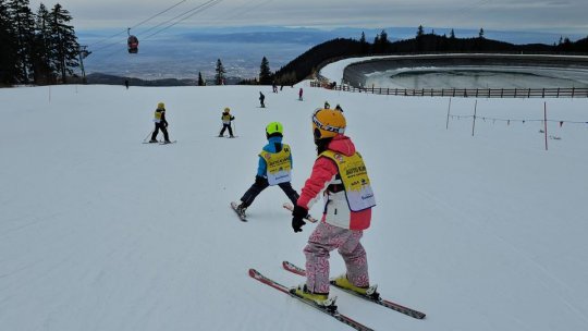 Pârtiile din Poiană, luate cu asalt de copiii aflați în vacanța de schi