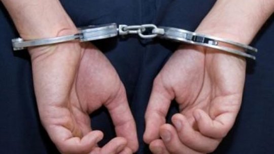 Bărbat de 47 de ani arestat după ce și-a bătut, amenințat și sechestrat partenera