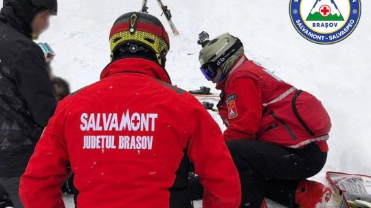 Schiați cu prudență pe pârtiile din Poiană! Consistența zăpezii îngreunează efectuarea de manevre