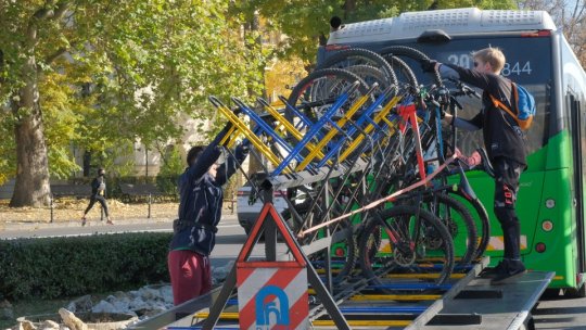 De mâine, autobuzul de Poiană transportă din nou biciclete