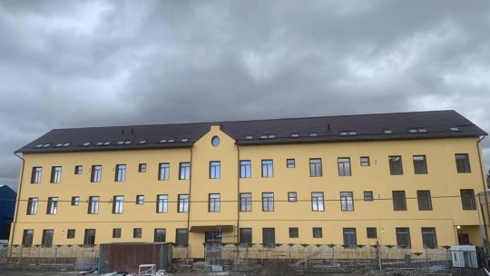 Fosta "Ambasadă franceză" din Săcele, transformă într-un bloc de locuințe sociale