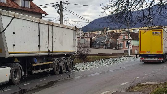 Șoseaua s-a umplut cu deșeuri din sticlă în Codlea