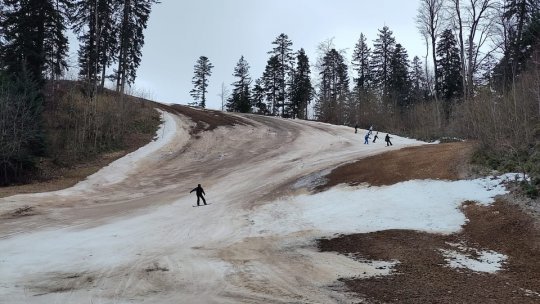 VIDEO Vremea caldă a închis unele pârtii din zona inferioară a Masivului Postăvarul