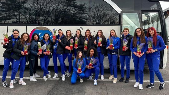 Flori și mărțișoare personalizate pentru voleibalistele de la Corona Brașov