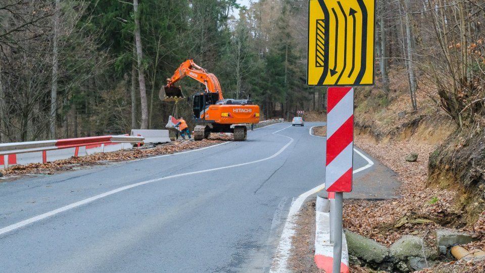 Au început lucrările de consolidare a drumului spre Poiana Brașov