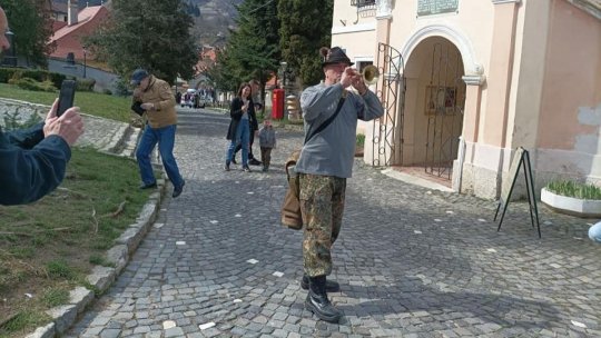 Luni, junii ies cu surla