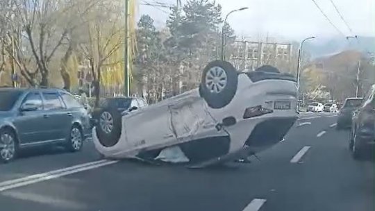 Autoturism răsturnat pe Bulevardul Saturn - Video