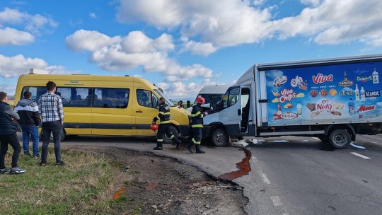 Microbuz cu 14 elevi implicat într-un accident rutier, în județul Covasna