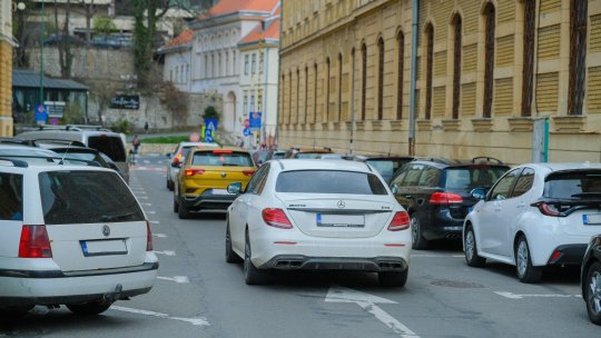 Acces cu bariere în parcarea de la primărie