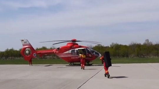 Autoturism răsturnat pe DJ132. Două persoane încarcerate