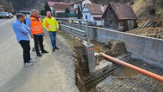 Au început lucrările de refacere a drumului afectat de inundații din zona Poiana Mărului