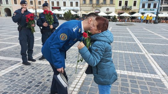 Polițiștii, jandarmii și pompieri au oferit flori, de Ziua Femeii, în Piața Sfatului