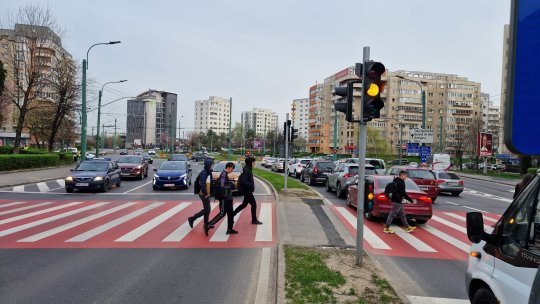 Sistemul de semaforizare a trecerilor de pietoni instalat la sensul giratoriu Hărmanului – Gării – Al. Vlahuță, testat în condiții de trafic