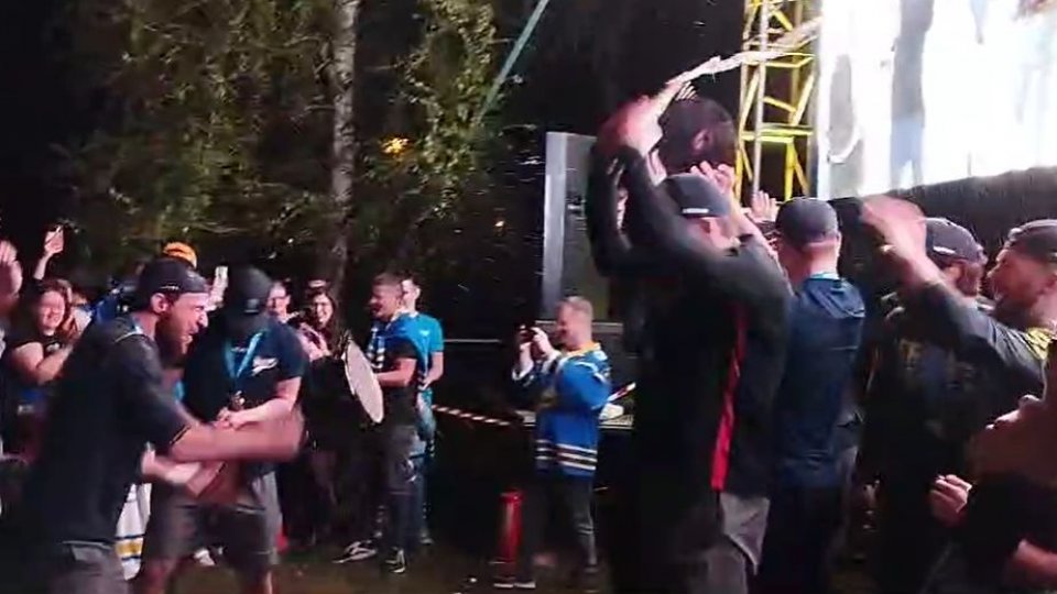 VIDEO Bucurie fără margini! Campionii de la Corona au sărbătorit alături de suporteri!