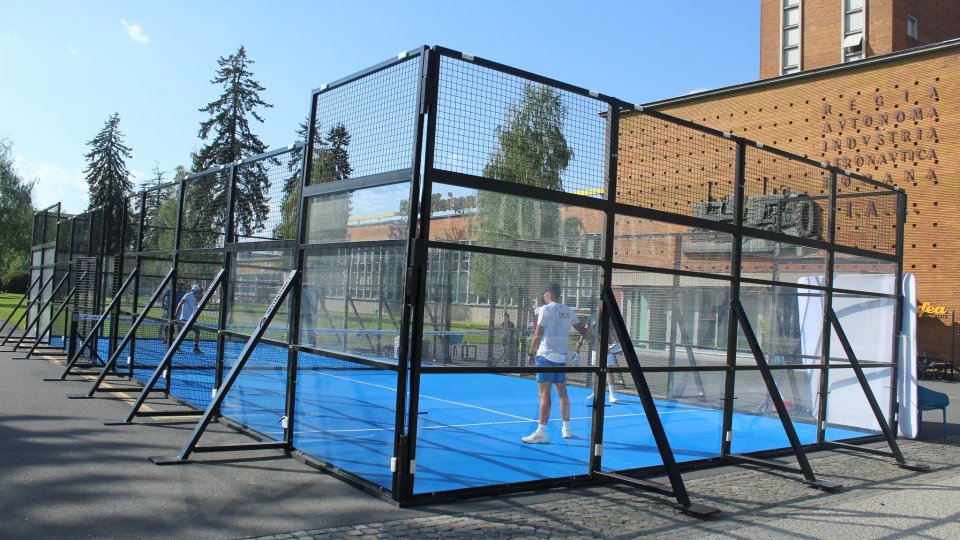Teren mobil de padel pentru brașoveni