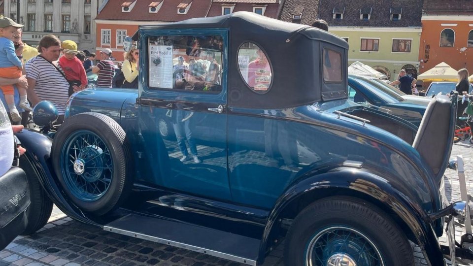 Retro Parada Primăverii a revenit în Piața Sfatului