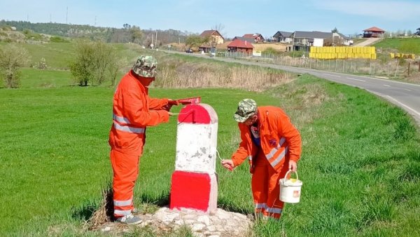 Drumarii din Brașov lucrează la întreținerea bornelor kilometrice