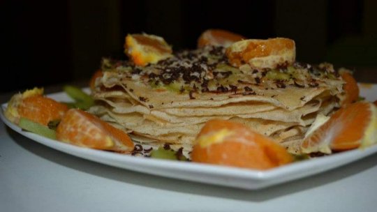 Zeci de autocare cu turiști români și străini, la Festivalul Clătitelor de la Prejmer