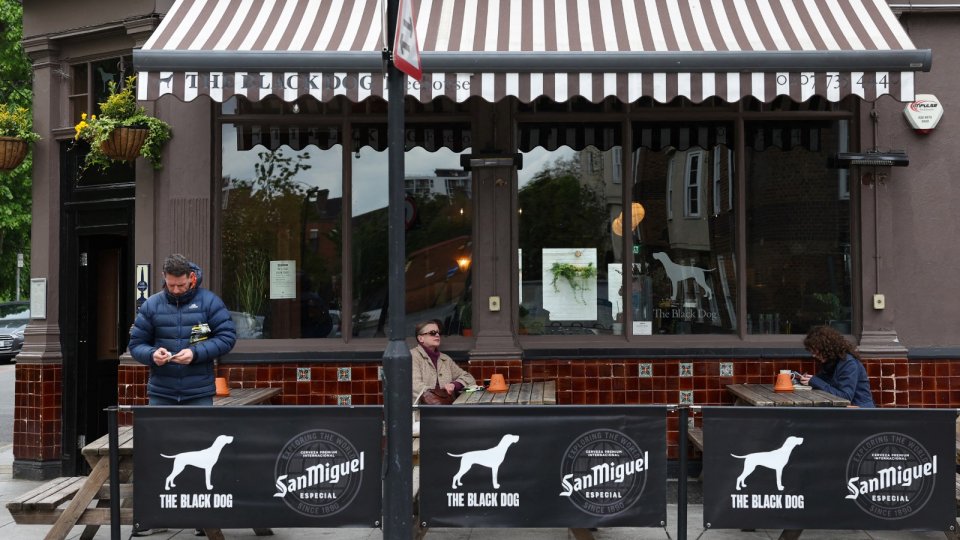 Fanii Taylor Swift au luat cu asalt un pub londonez al cărui nume este menționat pe noul album