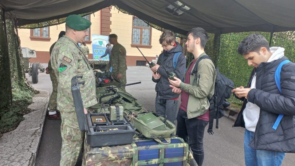 Elevii brașoveni, încântați de tehnica vânătorilor de munte