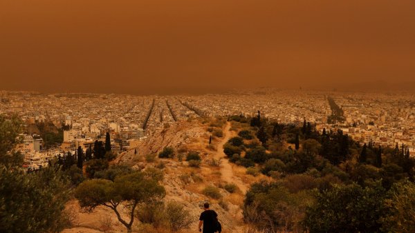 Atena a devenit portocalie după ce a fost acoperită de praf saharian
