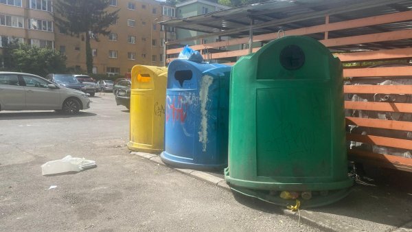 Clopotele de reciclare, noua țintă pentru cei care caută în gunoaie