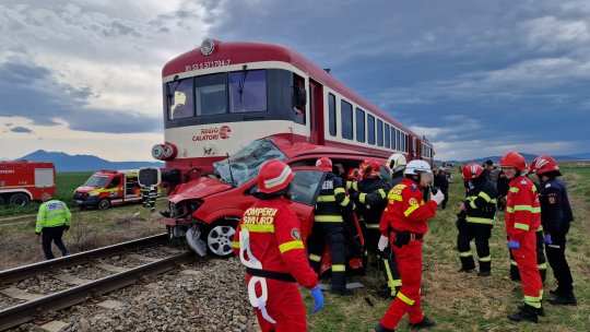 Autoturism lovit de tren la Timișu de Sus
