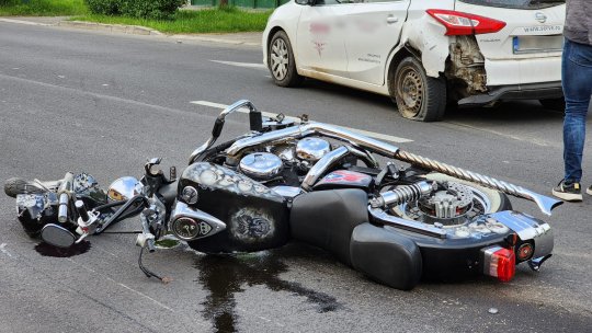 Accident între o motocicletă și o mașină pe strada 13 Decembrie