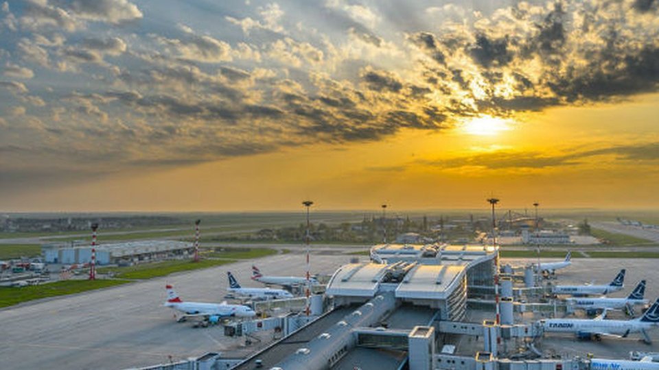 Unul dintre saloanele business de la aeroportul "Henri Coandă" va avea denumirea... "Brașov"!