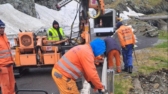 Ultimele pregătiri pentru redeschiderea circulaţiei pe Transfăgărășan